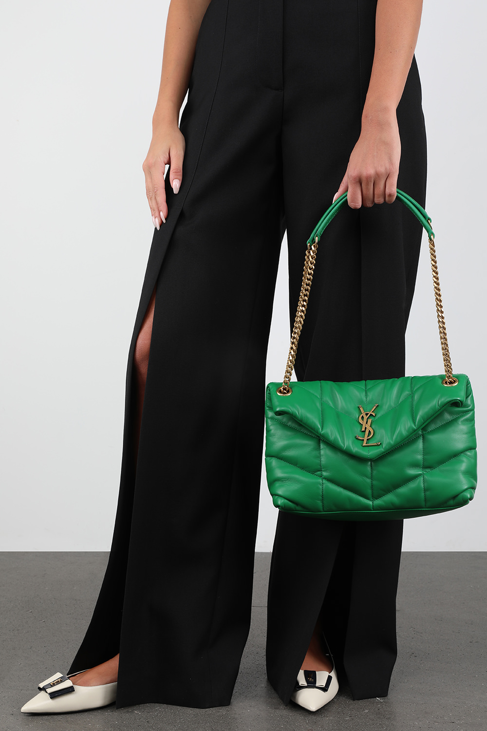 תמונת כל הלוק של תיק פאפר מעור עם לוגו מונוגרמי